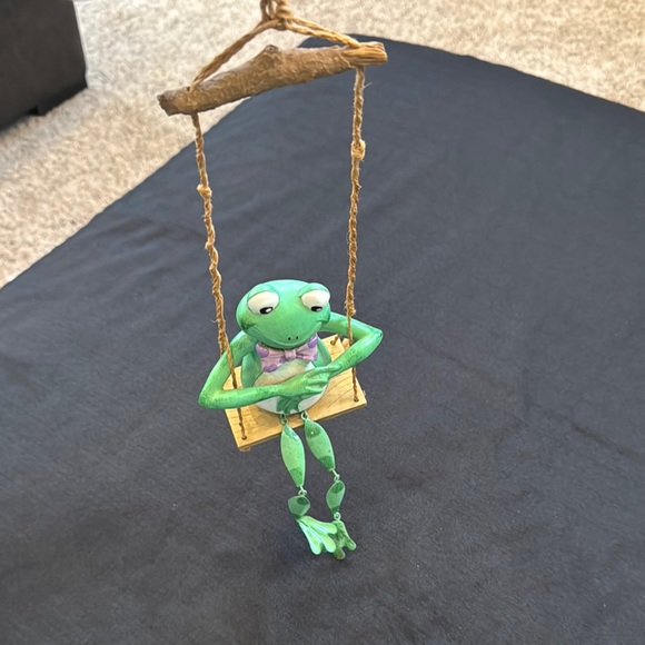 Green Frog Swing Decor - Picture 1 of 5